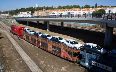 VW Autoeuropa duplica capacidade de transporte com vagões de 2 andares