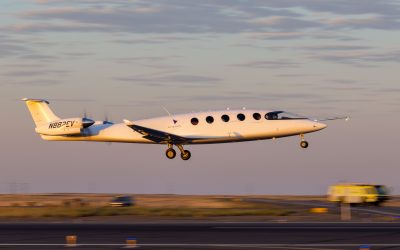 Avião totalmente elétrico descola e faz voo inaugural nos Estados Unidos